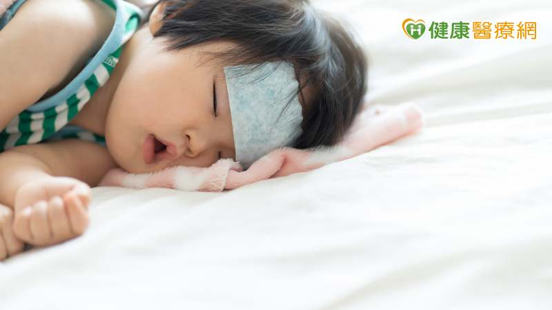 爸比媽咪面對三更半夜時，幼兒突然的發燒不要驚慌，最好是先用溫度計（肛溫較佳）量一下體溫並記錄，才能送醫後，協助醫師判定症狀。