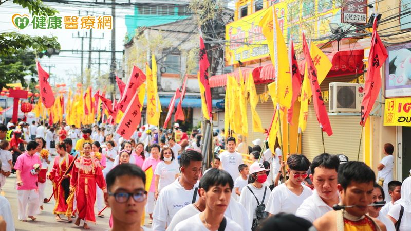 進香或遶境活動主要是以步行為主，張德彥物理治療師建議，透過快走訓練來模擬實際狀況。