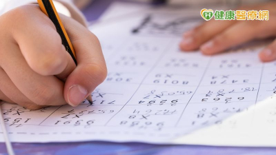 孩童拿筆卡卡的？　專家教「2畫畫方式」改善握筆方式