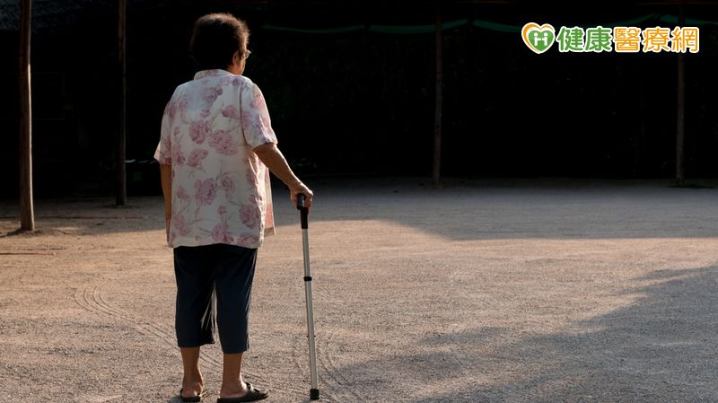 帕金森氏症病程中後期可能會出現前傾姿勢、步態不穩等問題，這不僅影響日常活動，還可能增加跌倒的風險。