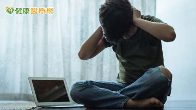 目睹重大意外感到恐懼、不安？　心理師教3招安定孩子與自己