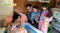 全家陪三寶媽水中生產迎弟弟！　哥哥親手剪臍帶見證生命奇蹟