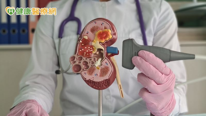 台灣腎臟醫學會統計，全台平均每8個成人就有1人有慢性腎病，近10萬人洗腎，器官移植能減少透析依賴、擺脫尿毒症威脅，有效改善心血管和免疫系統功能，延長壽命。