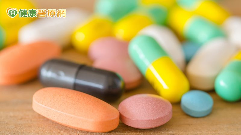 食藥署提醒您，領取第一級至第三級管制藥品時，應持醫師開立之「管制藥品專用處方箋」至藥局領藥。