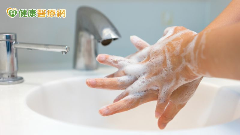 洗手七步驟「內、外、夾、弓、大、立、完」。