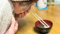 用餐突吐血竟是肝硬化　緊急手術用「橡皮圈」成功救命