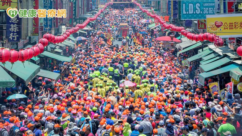 童綜合醫院今年派遣醫護人員加上院外救護志工，總共近100人全程分批輪流待命。