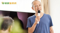 老菸槍自詡歌王愛獻唱　頻頻狂咳、中氣不順竟是癌王找上門