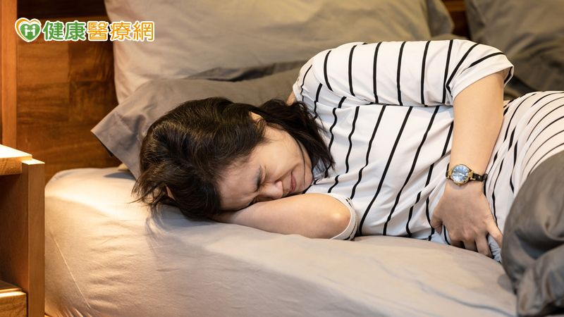 女性朋友如出現急性不明原因急性腹痛、腰部疼痛、噁心嘔吐等症狀，可能是卵巢扭轉症狀，應立即就醫。