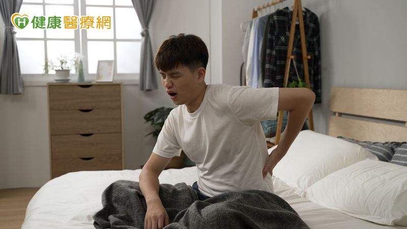 僵直性脊椎炎是一種慢性發炎性關節疾病，常見於20至40歲的年輕男性，早期症狀容易與一般腰痠背痛混淆，容易被忽視。