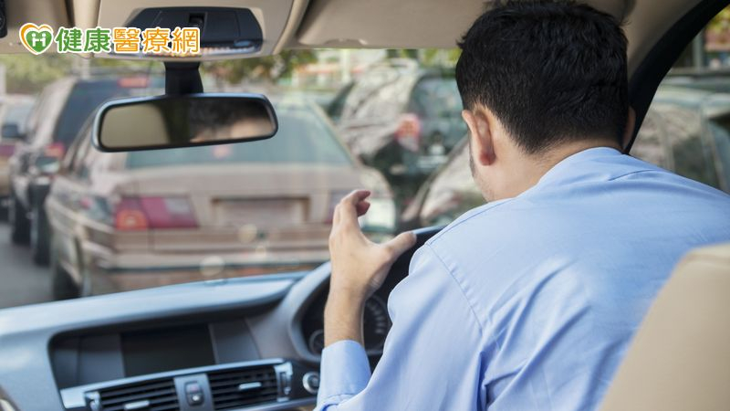 「路怒症」是一種病嗎？開車容易生氣怎麼辦？醫：快做1動作保持冷靜