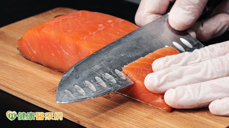 高敏敏營養師提醒，生食若處理不當，可能一不小心就將細菌、寄生蟲也吃下肚，恐引發食物中毒，導致腹瀉、發燒等症狀。