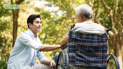 爸媽常忘東忘西是老化還是失智？　醫師教你「這樣判斷＆照顧指南」