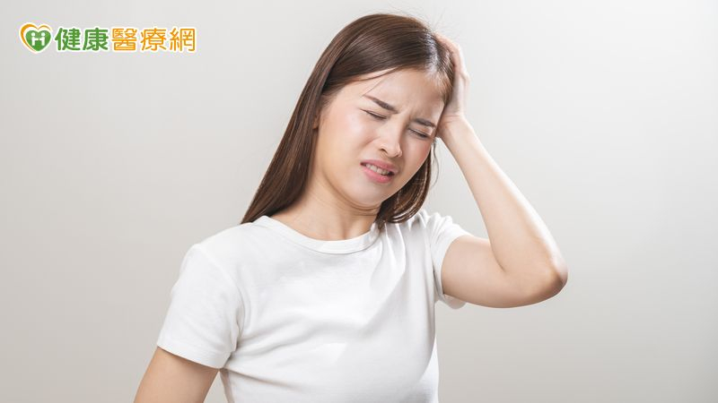 復健科王竣平醫師指出，由頸椎結構異常或神經壓迫所引起的「頸因性頭痛」，長時間低頭玩手機、睡姿不對都有可能導致。