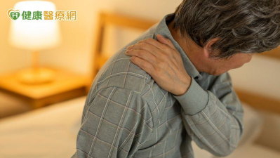翁肩頸肌肉緊繃導致血壓睡眠雙失控　中醫「小扁針」緩解頑固痠痛
