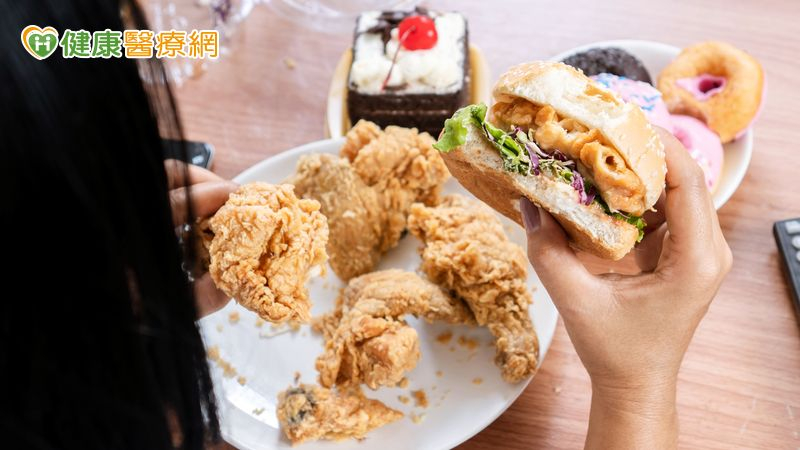 半小時內吃完飯就算「吃太快」！狼吞虎咽傷身　專家教你如何「慢食養生」