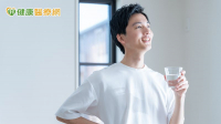 日喝2公升水腎結石仍上門？醫：喝水方式也要對　別等口渴才一次猛灌！