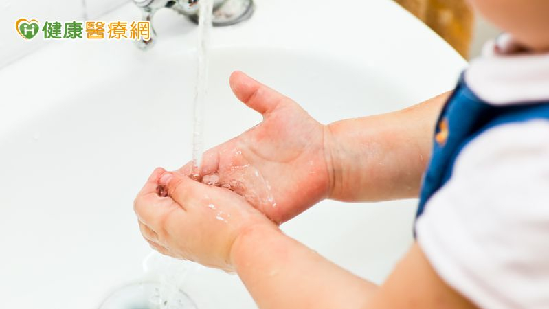軟骨發育不全症病患平均會比一般人少40公分，而且下肢生長受限、上肢過短，常需仰賴他人協助完成如廁、洗手等日常活動。