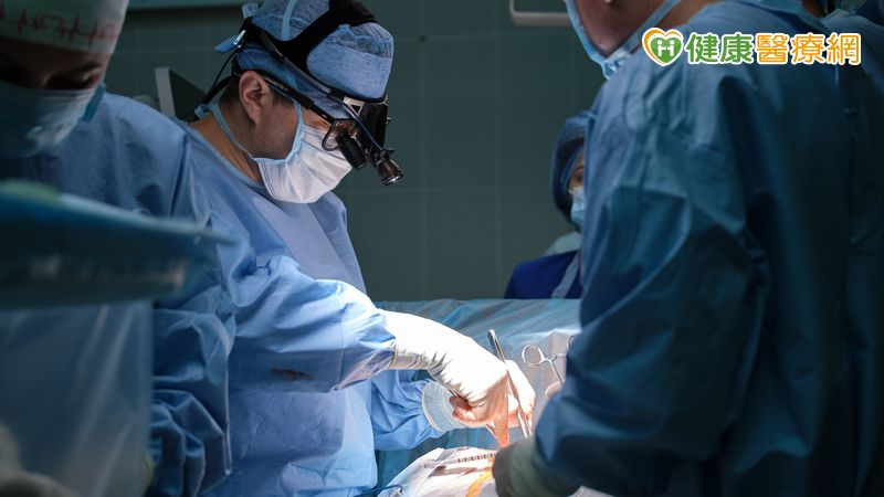 肺癌、肝癌、結腸直腸癌連續21年穩居十大癌症前三名，觀察十大癌症標準化死亡率，除前列腺癌、卵巢癌上升，其餘均下降。