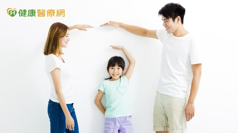 在兒科門診中常見孩子因性早熟前來就醫，無論男女，若醫師評估為性早熟，可能會安排腹部、骨盆或睪丸超音波檢查，以協助鑑別診斷。