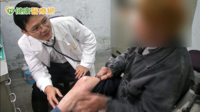 右眼有異物感刺刺癢癢　山泉水洗臉鼻蛭寄生眼球