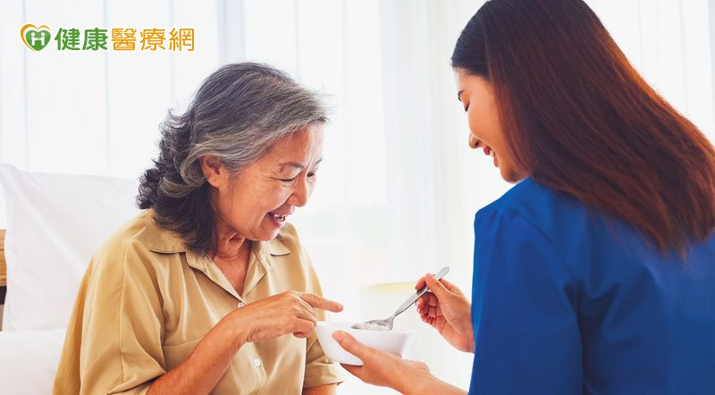 長者因舌頭力量小、神經肌肉協調性較差，容易出現進食問題。根據鄭千惠主任的觀察，約有5至6成的65歲以上長輩咀嚼能力較差，常需將食物煮軟或調整飲食清單。