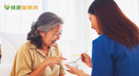 長輩吞嚥困難適合吃什麼？把食物切碎更易進食？營養師來解析！
