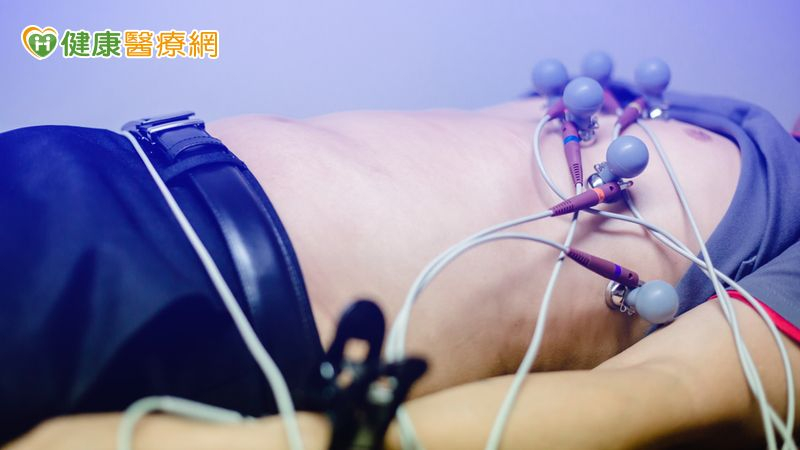 主動脈剝離的疼痛會隨著剝離處的嚴重度而不同，許多人一開始會誤認為拉傷或背痛，但長期疼痛未改善，且使用肌肉鬆弛劑也無好轉時，則應盡速就醫檢查。