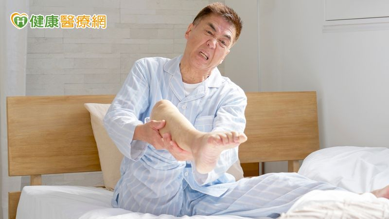 平時注意營養，運動、泡腳、按摩、保暖，也都可以減少抽筋的發生。