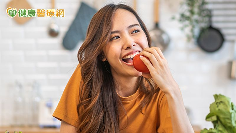 知名YouTuber「蒼藍鴿」（吳其穎）指出，水果有助減重，但重點在選擇低糖、高纖、控制份量，不能取代正餐，過量反而易胖。應結合運動與均衡飲食，才能真正健康瘦身。