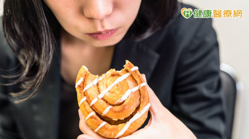 不少人認為只要能吃就好，卻忽略了兩側牙齒應平均受力。偏側咀嚼或長期食用硬食（如甘蔗、肉乾）都會導致顳顎關節疲勞與鬆弛。