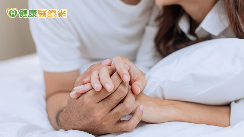 Jamin Brahmbhatt醫師表示，高血糖常導致男性勃起功能障礙和性慾降低；女性則可能出現陰道乾燥、性交疼痛、泌尿道反覆感染等問題。