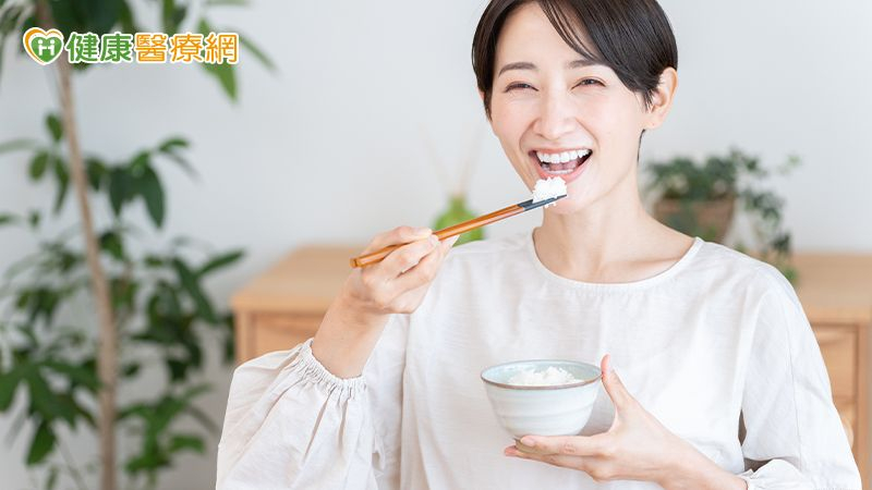 知名YouTuber「蒼藍鴿」（吳其穎）說明，減肥不必完全戒澱粉，關鍵在選擇全穀類、控制份量並搭配運動與均衡飲食，才能健康瘦身、避免復胖及營養失衡。