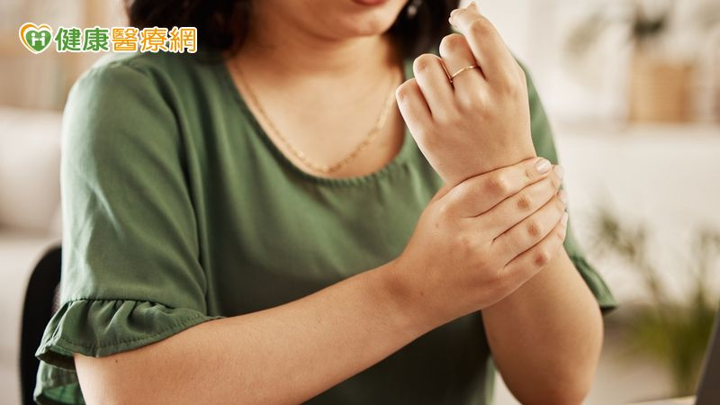 手腕有痛麻的症狀就要馬上就醫，若是拖到出現肌肉萎縮，即使接受手術治療，恢復的狀況也不會太好。