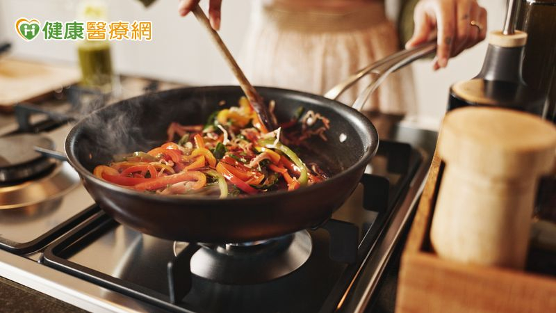 久咳不癒可能是「廚房油煙」惹禍！醫曝危害不輸二手菸　WHO列肺癌危險因子