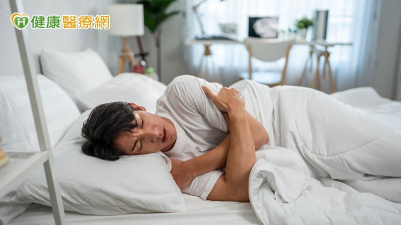 布氏桿菌病的潛伏期多為1至2個月，短者僅5天，長則可達5個月。常見症狀包括間歇性或不規則發燒、全身倦怠、盜汗、頭痛等。
