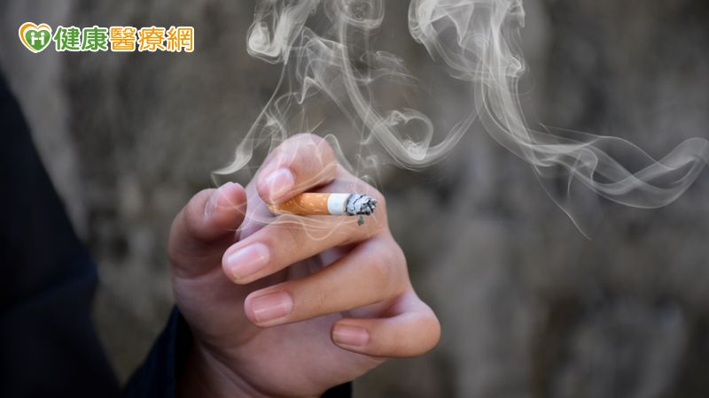 心肌梗塞不分季節、不分年齡，尤其是有糖尿病、高血壓、高血脂家族病史民眾，平時要注意控制血壓，如果出現胸悶、胸痛、呼吸困難等症狀應該立即就醫，避免延誤治療危及生命。【健康醫療網提醒您：吸菸有害健康！】