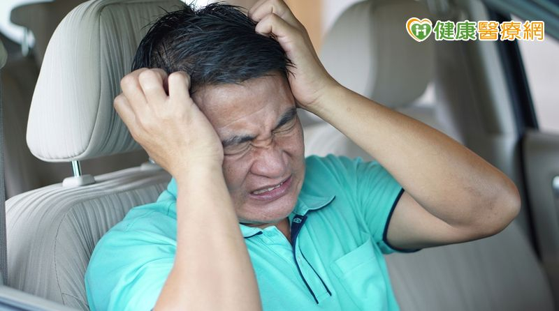 服用部分藥物後再上路，同樣可能引起疲勞、暈眩、嗜睡、視線模糊、專注力與判斷力下降，導致反應速度變慢，其危險程度不亞於酒駕。