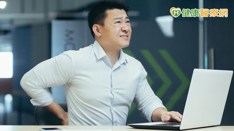 台灣不少上班族工時長、工作環境高壓，台中慈濟醫院復健科林智佳醫師指出，男性應留意排尿困難、下體疼痛、勃起障礙等症狀，切勿因性別刻板印象或擔心性能力被質疑，而忌諱就醫。