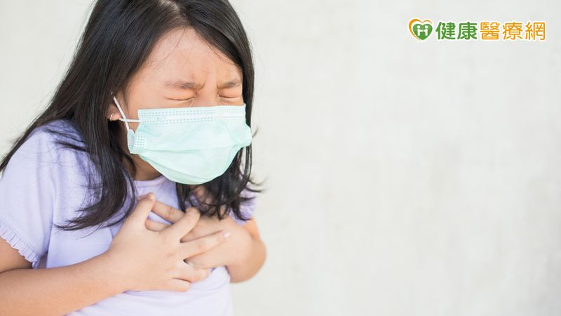 CPAM是一種胎兒時期就已悄悄存在的肺部異常，因肺組織局部出現不正常的增生與分化，形成囊泡或腫塊，使得該部分肺功能失常，甚至可能壓迫正常肺葉，影響孩子出生後的呼吸能力。