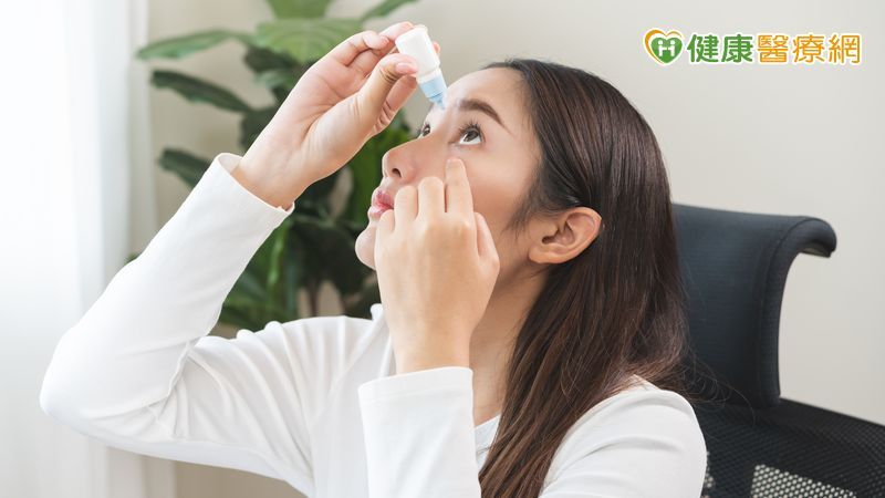 洪正憲藥師提醒，眼藥水直接滴在眼球可能會刺激角膜引發眨眼反射，讓藥水流失，有些成分刺激性較高的藥水甚至可能傷害眼睛。