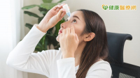 眼藥水別用錯　直接滴眼球恐刺激角膜！藥師教你如何正確使用