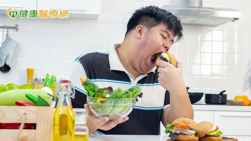 劉秉彥醫師建議，30歲就可以開始每半年規律追蹤總膽固醇和三酸甘油脂，提早注意血脂問題，必要時可以從藥物和生活型態提早介入、養成定期追蹤的習慣。