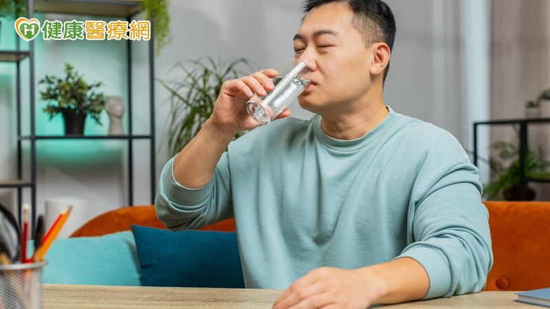 中醫治療多半以「滋陰」搭配「清熱」的治法為主，增加體內津液幫助患者緩解放射線治療造成的不適，如果人體補充水分仍然敵不過火毒，必要時再以「清熱瀉火」的方式釜底抽薪。