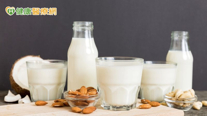有效的補充鈣質時，一般會建議選用動物性的乳品類，來提高體內的鈣質利用率；但是，對於有乳糖不耐症者來說，雖然植物奶不能取代乳製品，但在別無選擇時，杏仁奶也是一種可以補充鈣質的食物選擇。