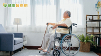 背痛別拖！醫曝「骨質疏鬆警訊」　一聲「喀」就可能骨折