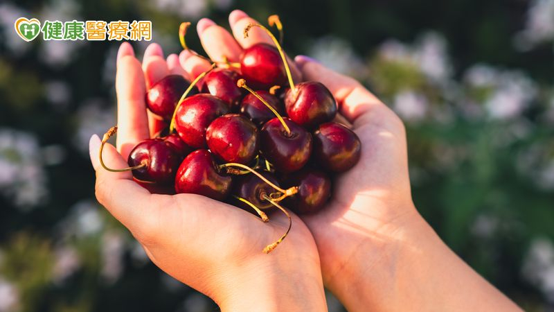 櫻桃外觀鮮豔，營養價值也相當豐富。含有色胺酸、褪黑激素、花青素與多酚等植化素，在睡眠、情緒穩定及尿酸管理等面向發揮作用。