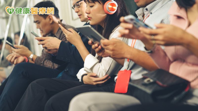 玩手機、姿勢不良！年輕族群頸椎病變激增　醫籲「這些症狀」須盡快就醫