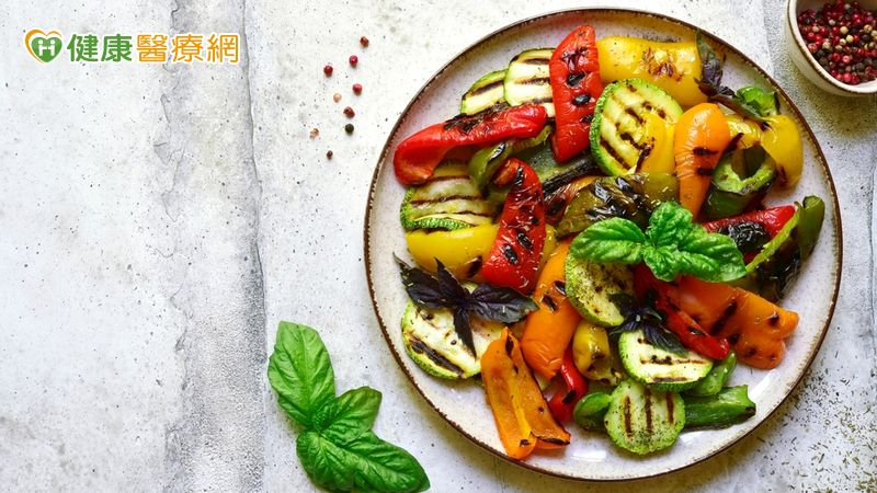 素食者血管彈性比葷食者高四倍，血管擴張反應及內皮細胞功能更佳，且茹素年數愈長，效果愈顯著，可降低動脈粥樣硬化及心血管死亡率。