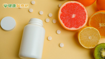 吃藥能配果汁嗎？藥師：干擾藥物吸收　影響治療效果